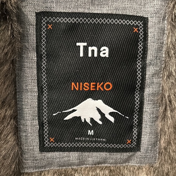 Aritzia TNA Niseko Size Medium Jacket - Mint condition - Picture 4 of 16